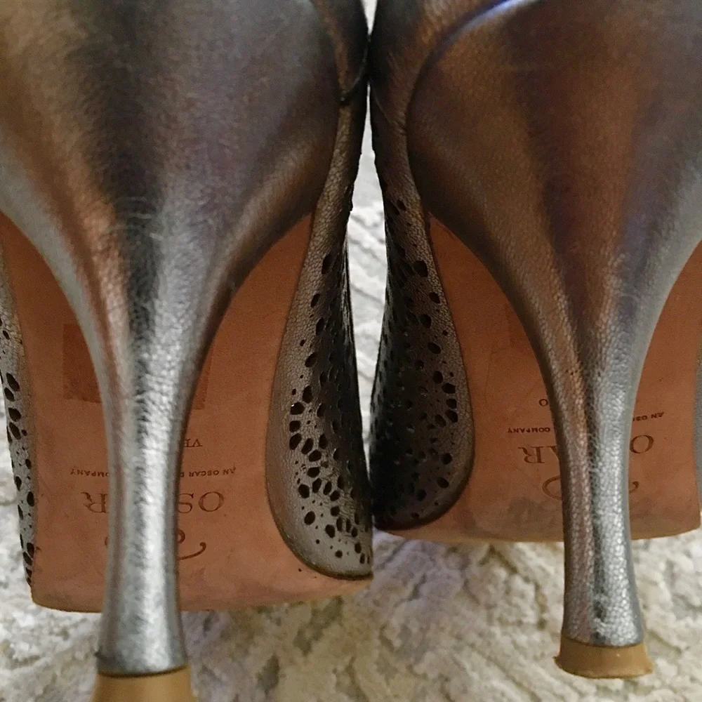 Oscar de la Renta Pewter Peep Toe Pump Bow Detail